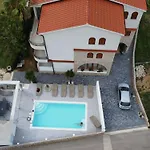 Gemuetliche Erdgeschossferienwohnung Mit Balkon By Interhome Barbat na Rabu