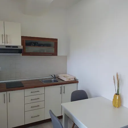 Gemuetliche Erdgeschossferienwohnung Mit Balkon By Interhome * Barbat na Rabu