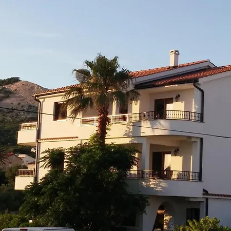 Gemuetliche Erdgeschossferienwohnung Mit Balkon By Interhome Apartmán Barbat na Rabu