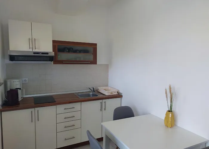 Gemuetliche Erdgeschossferienwohnung Mit Balkon By Interhome * Barbat na Rabu